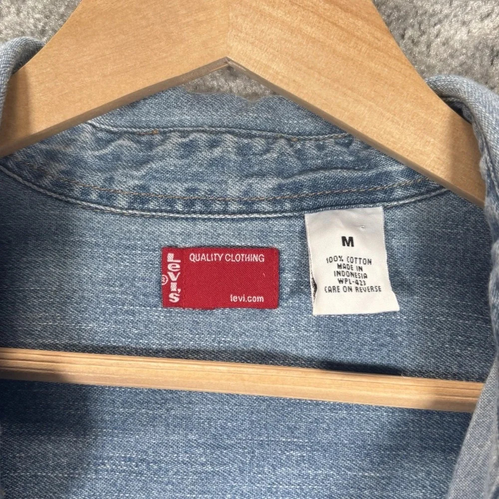 Vintage Levis Shirt Mens M Light Blue Denim Long Sleeve Button Up Pockets 2002